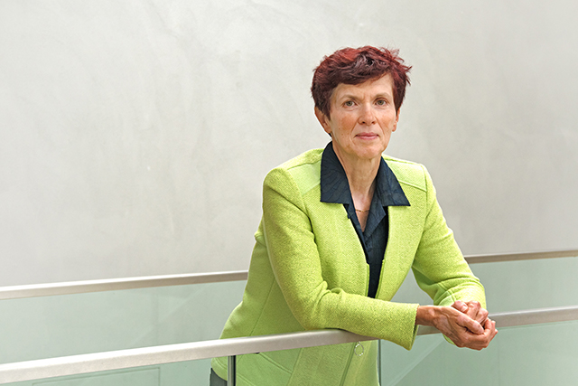 Dr. Eva Ehrentreich-Förster Auf der Spur der Erreger. Dr. Eva Ehrenteich-Förster leitet den Institutsteil Bioanalytik und Bioprozesse des Fraunhofer-Instituts für Zelltherapie und Immunologie. Sie erforscht, wie Krankheitskeime abgetötet werden können oder wie sich Mikroplastik auf Spargelfeldern ausbreitet.